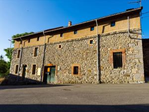 a stone building with a door on the side of it at Albergue Valle de Arbas in Cubillas de Arbas