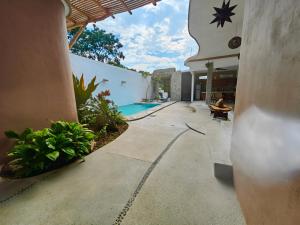 VILLA DEL PEZ في سايوليتا: ساحة منزل مع مسبح