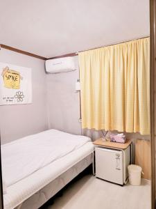 Habitación pequeña con cama y ventana en NineRoD - Private bathroom & Shower en Seúl