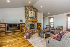 - un salon avec une cheminée, un canapé et des chaises dans l'établissement Luxurious Home Beautiful Views Family Friendly, à Powell Butte