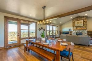 - une salle à manger avec une table et un canapé dans l'établissement Luxurious Home Beautiful Views Family Friendly, à Powell Butte