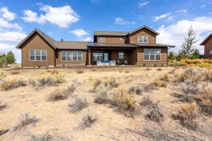 une maison au milieu du désert dans l'établissement Luxurious Home Beautiful Views Family Friendly, à Powell Butte