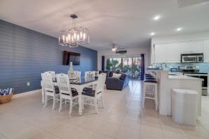 Kuchyň nebo kuchyňský kout v ubytování Luxury Condo near White Sandy Beaches - 2 Min Walk