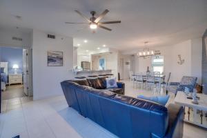 Posezení v ubytování Luxury Condo near White Sandy Beaches - 2 Min Walk