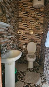 La salle de bains est pourvue de toilettes et d'un lavabo. dans l'établissement Taam Al beeyout, à Naj‘ al Maḩaţţah