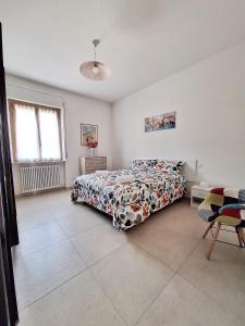 een slaapkamer met een bed en een stoel erin bij La casa di Lilly in Volargne