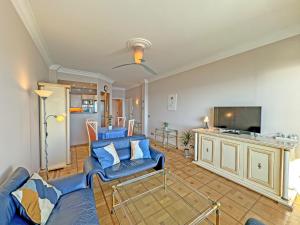 Телевизор и/или развлекательный центр в Cosy Sea Front Apartment Nice France