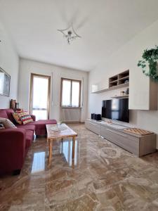 a living room with a couch and a table at La casa di Lilly in Volargne