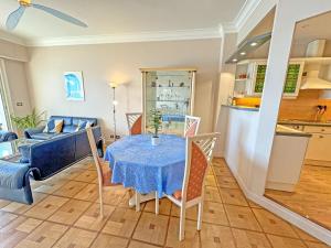 Кухня или мини-кухня в Cosy Sea Front Apartment Nice France
