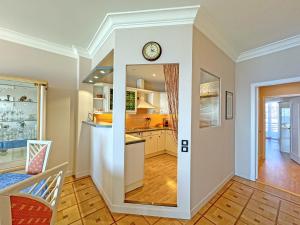 Кухня или мини-кухня в Cosy Sea Front Apartment Nice France
