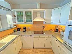 Кухня или мини-кухня в Cosy Sea Front Apartment Nice France
