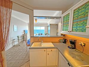 Кухня или мини-кухня в Cosy Sea Front Apartment Nice France
