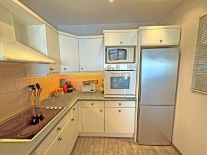 Кухня или мини-кухня в Cosy Sea Front Apartment Nice France
