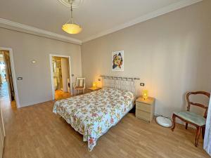 Кровать или кровати в номере Cosy Sea Front Apartment Nice France