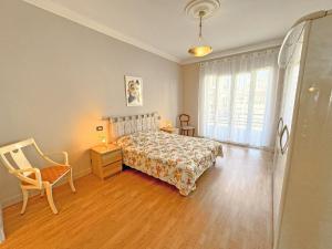 Кровать или кровати в номере Cosy Sea Front Apartment Nice France