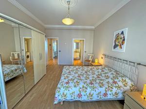 Кровать или кровати в номере Cosy Sea Front Apartment Nice France