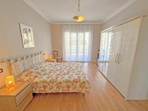 Кровать или кровати в номере Cosy Sea Front Apartment Nice France