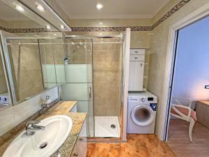 Ванная комната в Cosy Sea Front Apartment Nice France +31 фотография