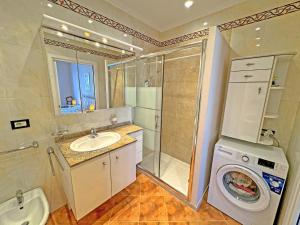 Ванная комната в Cosy Sea Front Apartment Nice France