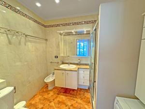 Ванная комната в Cosy Sea Front Apartment Nice France