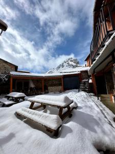 Albergue Valle de Arbas during the winter