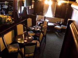 The Ship في تشيلمسفورد: غرفة طعام بها طاولات وكراسي ونافذة