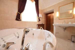 Hotel Leopold I في نوفي ساد: حمام مع حوض استحمام ومغسلة
