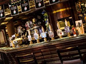 - un bar avec de nombreuses bouteilles d'alcool dans l'établissement The Ship, à Chelmsford