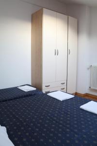 1 dormitorio con 2 camas y armario con 2 colchones en Borgo Coricama, en Maniago