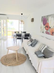Oleskelutila majoituspaikassa Apartamento Playa Xoriguer con piscina y jardin