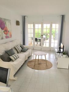 Oleskelutila majoituspaikassa Apartamento Playa Xoriguer con piscina y jardin