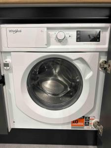 een witte wasmachine in een magnetron bij Cozy apartment in a new building apartment 4 in Piraeus