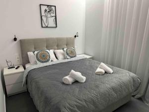 een slaapkamer met een groot bed met 2 witte kussens bij Cozy apartment in a new building apartment 4 in Piraeus