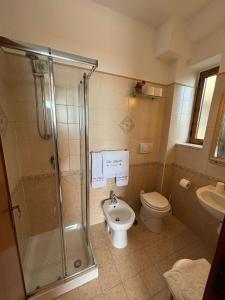 een badkamer met een douche, een toilet en een wastafel bij Villa Matilde Amalfi in Amalfi