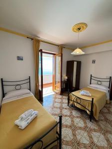 アマルフィにあるVilla Matilde Amalfiの海の景色を望む客室で、ベッド2台が備わります。
