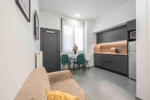een woonkamer met een bank en een keuken bij Cozy apartment in a new building apartment 4 in Piraeus