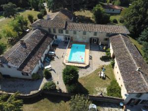 - une vue aérienne sur une maison avec une piscine dans l'établissement La Colonie St Joseph - Gîtes pour 6 de charme, à Labastide-Savès