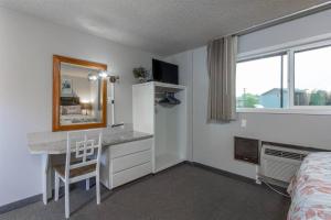 a bedroom with a desk and a bed and a mirror at Riverside Condo located Downtown Enjoy Nightlife in Bend