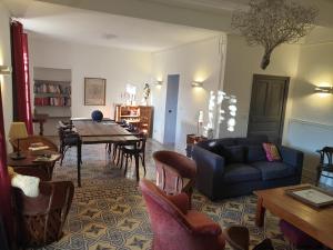 een woonkamer met een bank en een tafel bij Au Ruisseau de Rose in Saint-Jean-du-Gard