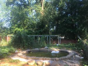 費爾法克斯的住宿－Eusleep pleasure，花园中间的小池塘