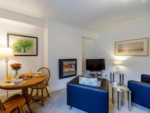 ein Wohnzimmer mit einem blauen Sofa und einem Tisch in der Unterkunft 1 Bed in Keswick 86395 in Rosthwaite