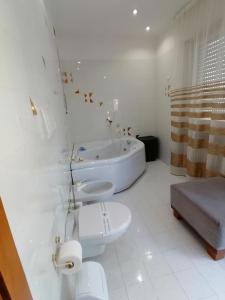 La salle de bains est pourvue d'une baignoire, de toilettes et d'un lavabo. dans l'établissement Appartamento Meridiana, à Arco