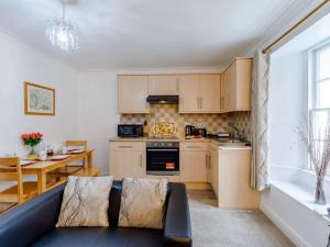 a living room with a couch and a kitchen at 2 Bed in Keswick 86393 in Rosthwaite