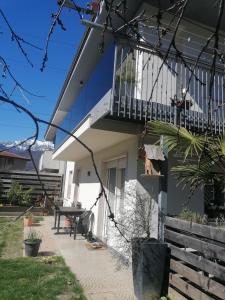 une terrasse d'une maison avec une table et un balcon dans l'établissement Appartamento Meridiana, à Arco