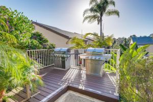 una terraza de madera con parrilla y mesa en Relaxing Resort Stay Less Than 3 Mi to La Jolla Shores! en San Diego