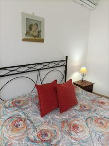 モノーポリにあるCASA BALICEのベッドルーム1室(赤い枕のベッド1台付)