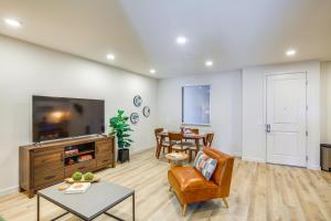 Una sala de estar con un sofá, un televisor y una mesa. en Chic San Luis Obispo Condo Near Hiking and Beaches!, en San Luis Obispo