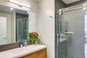 Un baño con lavabo y ducha de cristal. en Chic San Luis Obispo Condo Near Hiking and Beaches!, en San Luis Obispo 18 fotos más