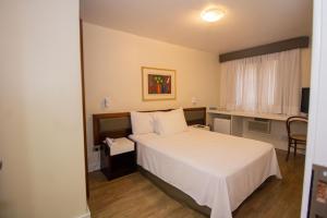 Postel nebo postele na pokoji v ubytování Trevi Hotel e Business