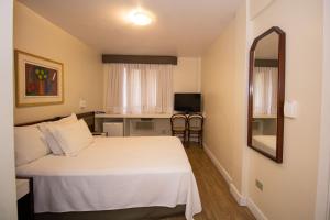Postel nebo postele na pokoji v ubytování Trevi Hotel e Business